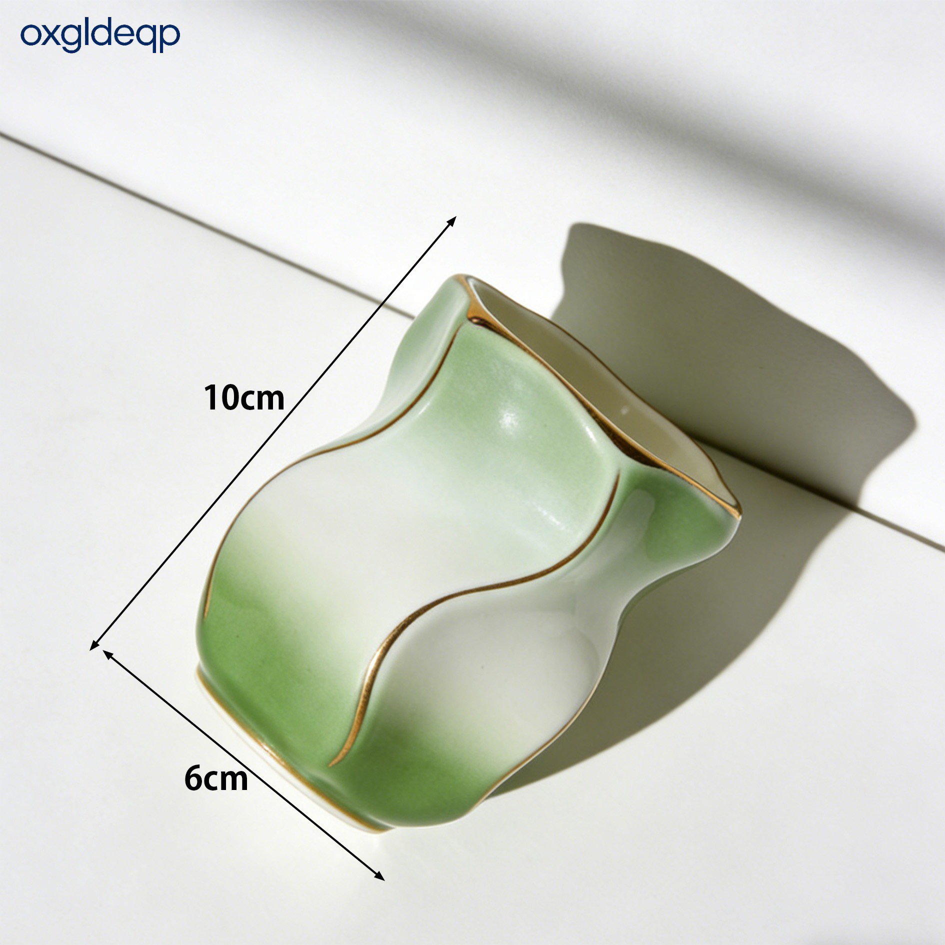 高級感のある陶器マウスウォッシュカップのアップ写真