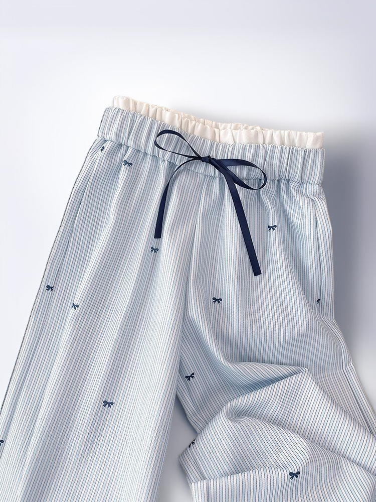 하이웨이스트 디자인의 여성용 바지 착용샷