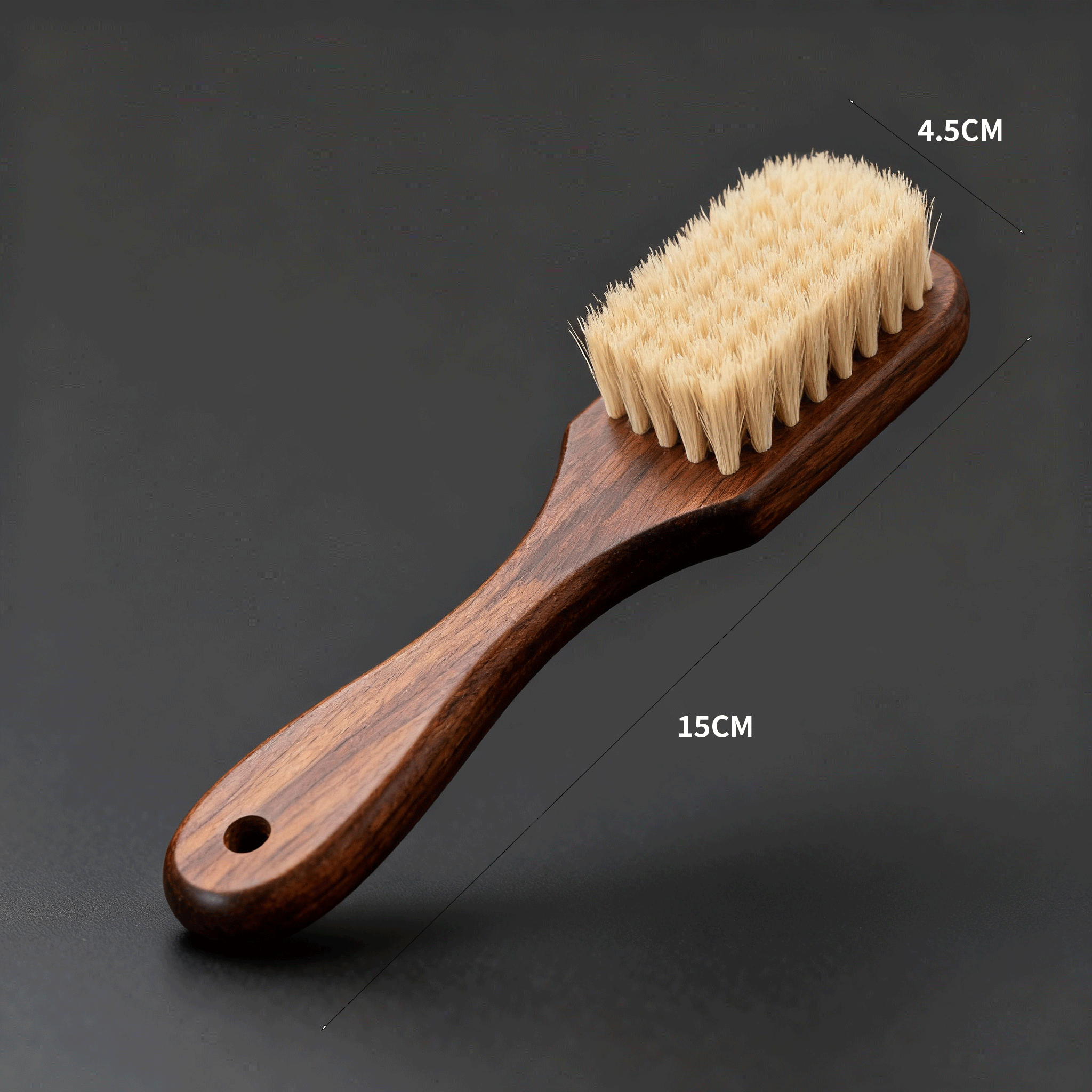 Dřevěný kartáč na boty při čištění kožené obuvi