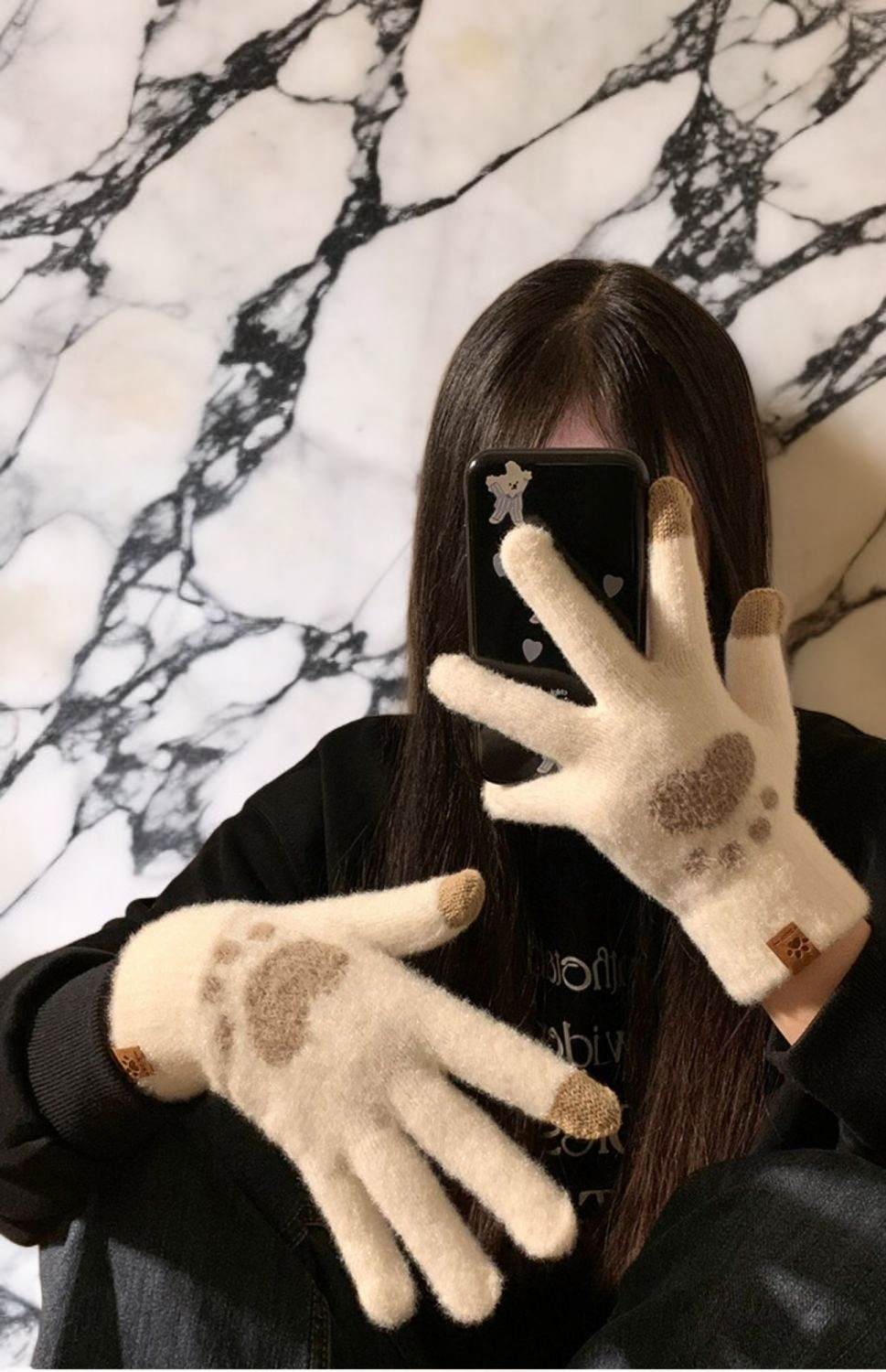 女生配戴貓爪觸控手套操作手機