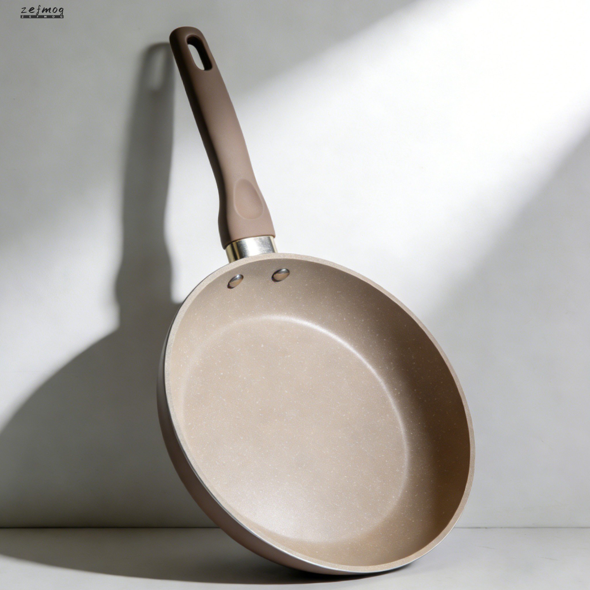 多目的フライパンで料理をする様子