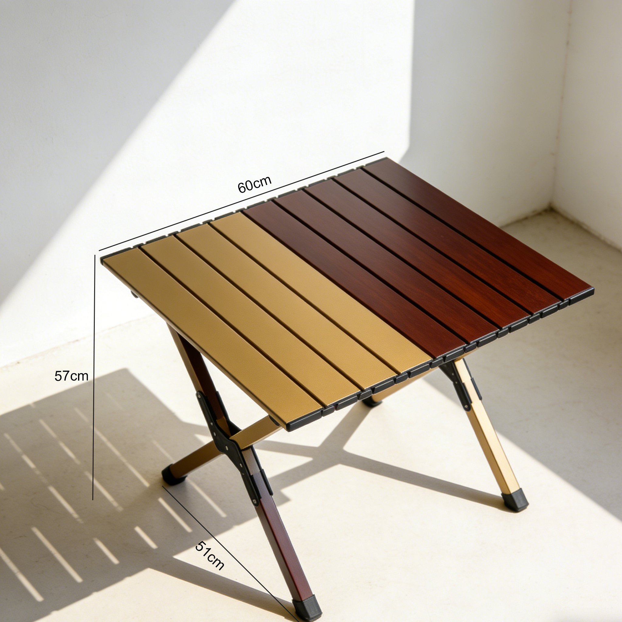 キャンプ場で使用中のアウトドアテーブル