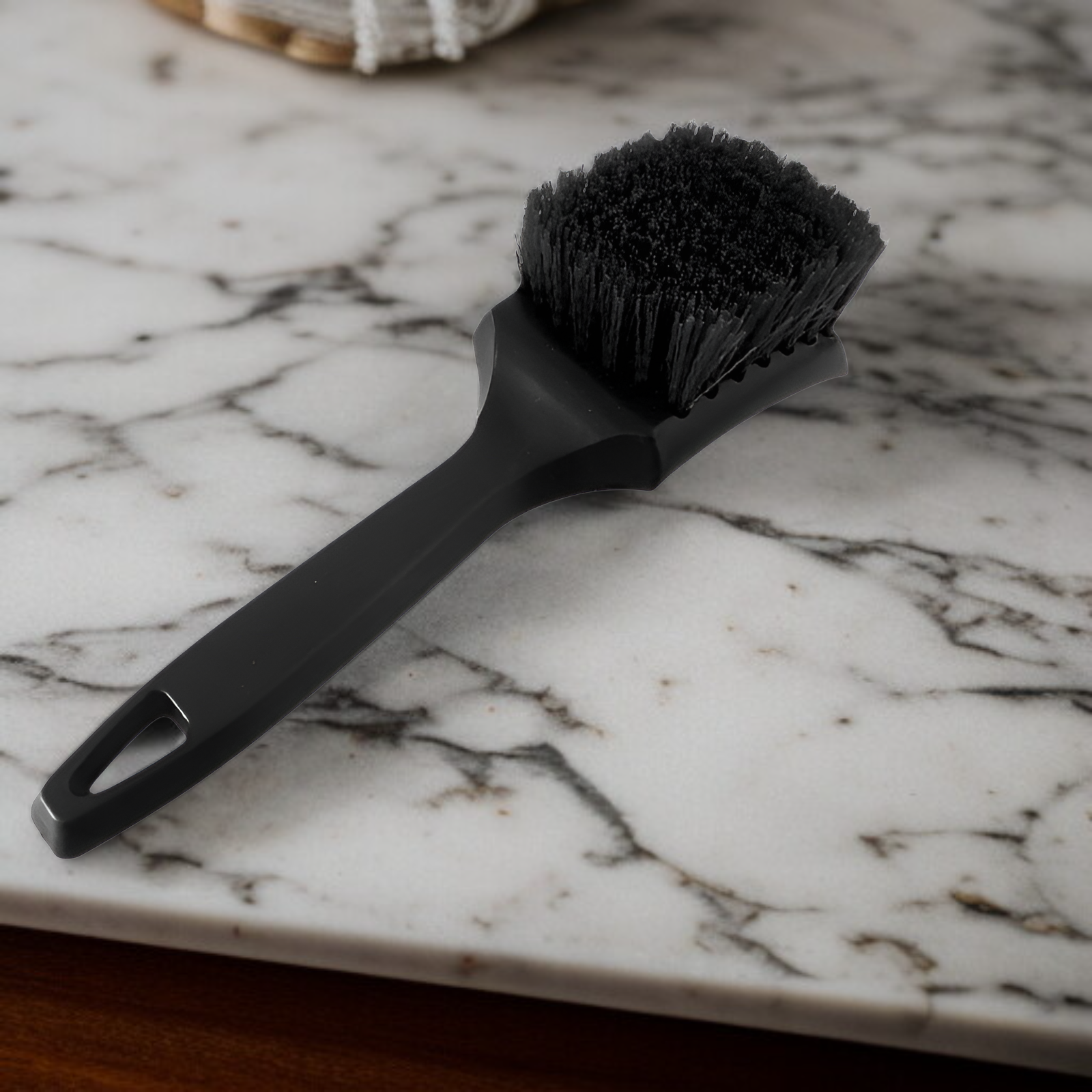 バスルームのタイル掃除に使うクリーニングブラシ