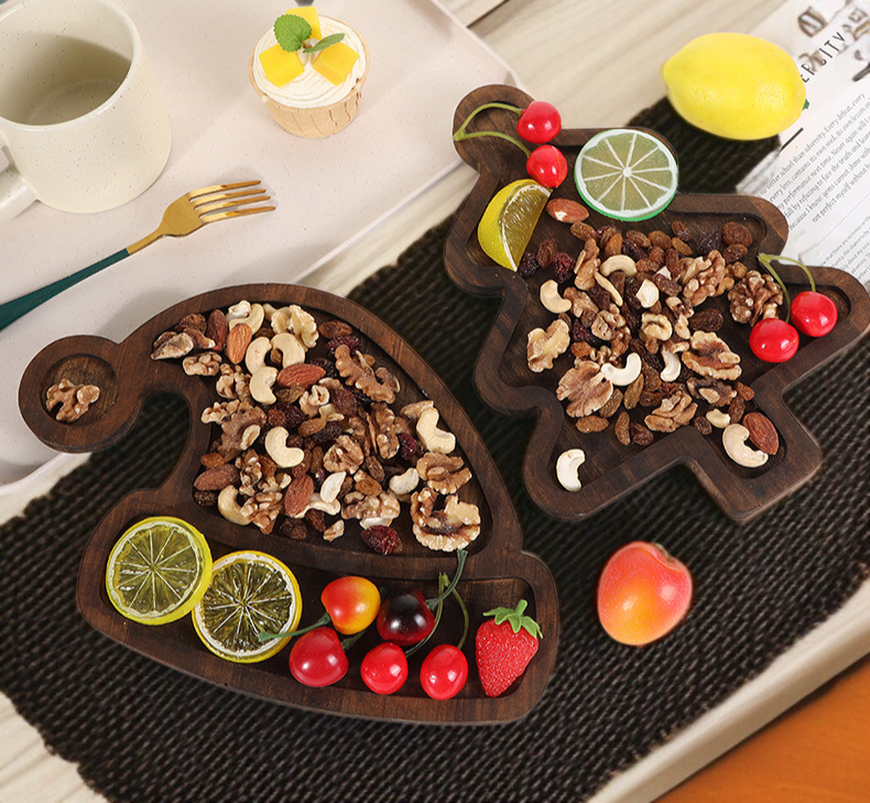 木制聖誕樹餐盤上的聖誕小食