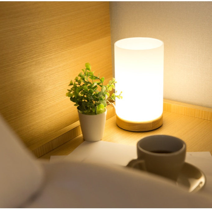暖かい光のベッドサイドランプ
