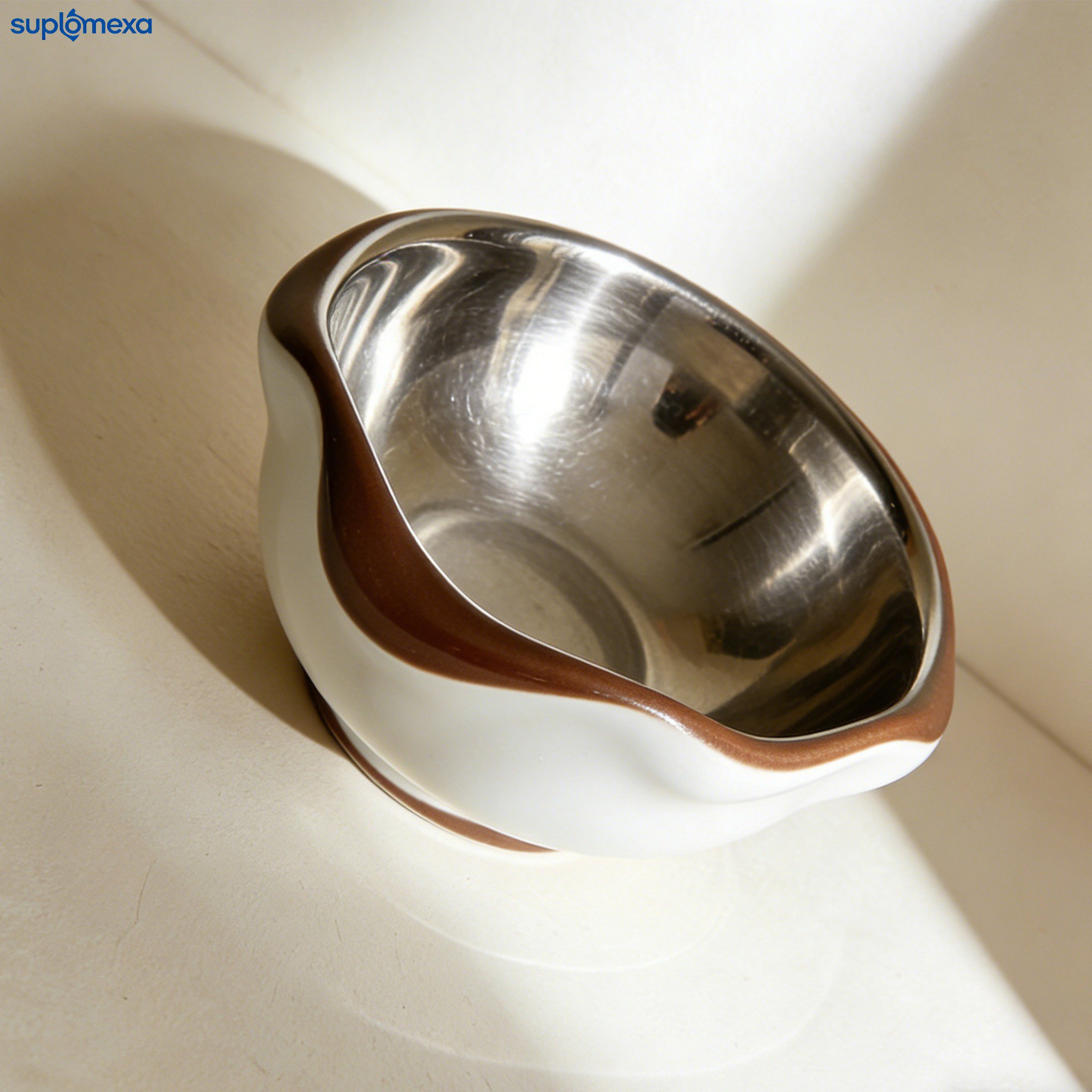 光沢のあるステンレスボウルの拡大写真