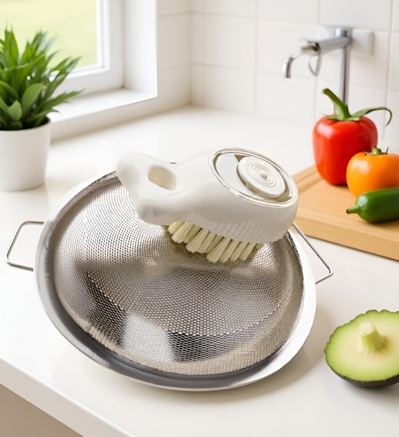 Detailansicht der fischförmigen Spülbürste mit Seifenspender