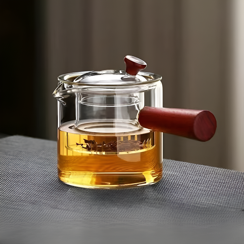 Transparente Teekanne aus Glas mit Teeblättern