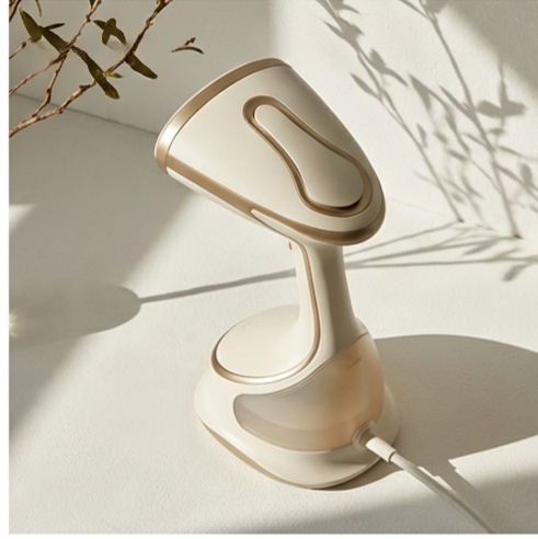 강력한 스팀 분사 기능을 보여주는 다리미