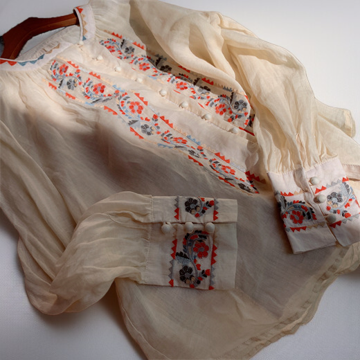 カジュアルコーデに合うレトロ刺繍入りトップス