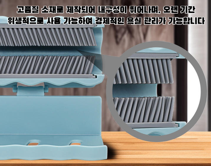 배수구에 장착된 욕실 헤어 필터