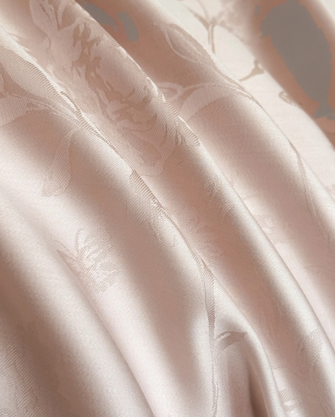 Luxurious summer quilt with elegant jacquard pattern