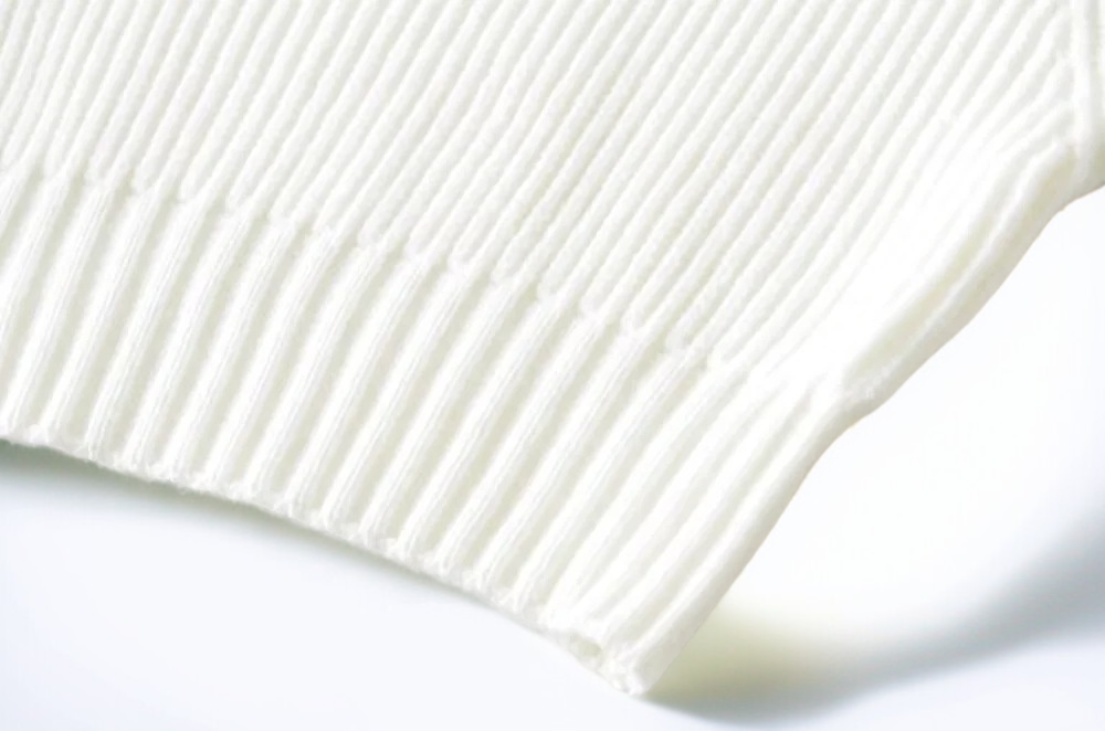 オフィスにも使えるラペルセーター