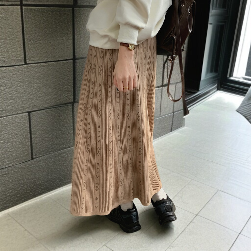 스커트녀 하프 기장 사타구니를 가리다 거들먹거리다 자카드로 짠 도드라진 무늬 날씬해 보이는 A라인 스커트
