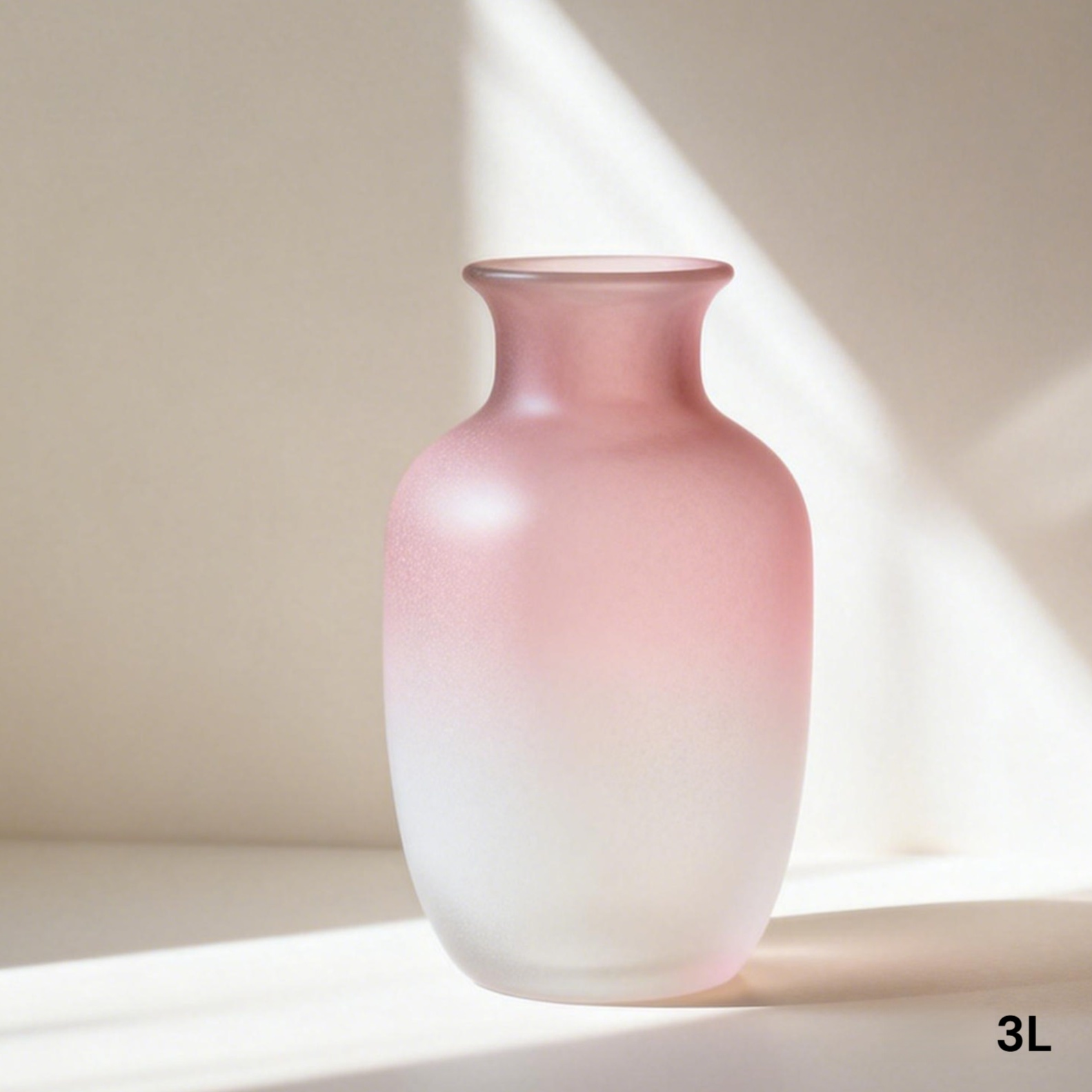 クリアなガラスが美しい花瓶のクローズアップ