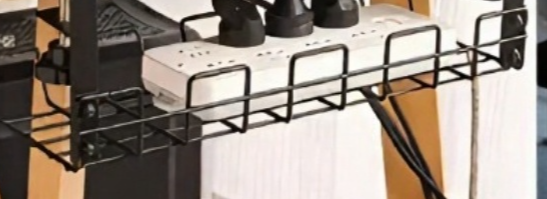 사무용 책상 아래 깔끔하게 정리된 케이블