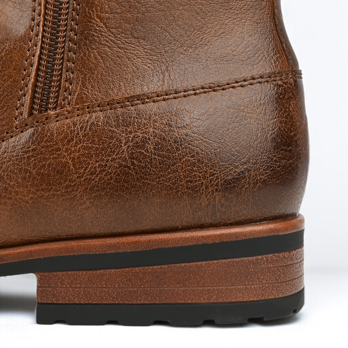 カジュアルにもフォーマルにも使える万能ブーツ