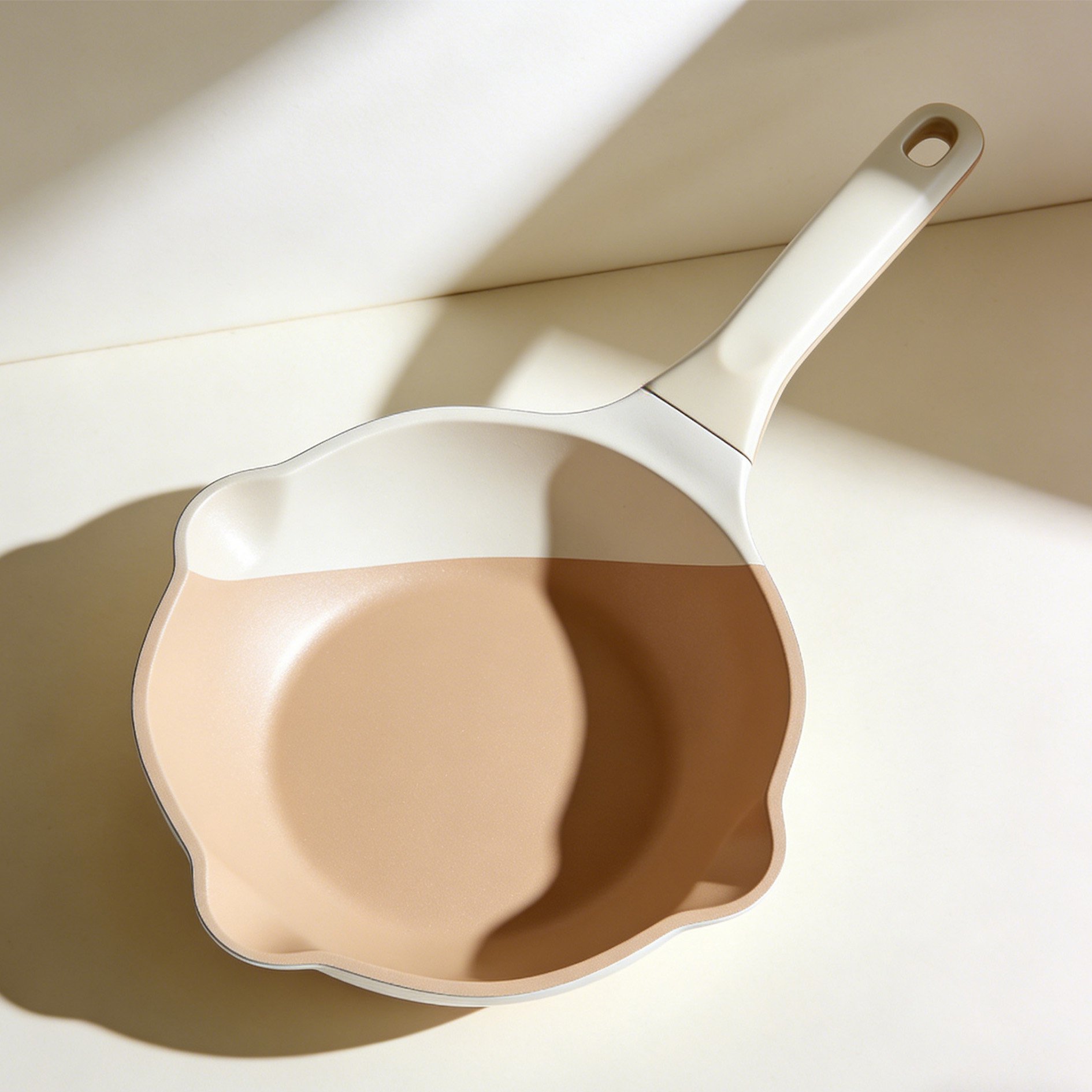 焦げ付き防止加工のフライパン表面