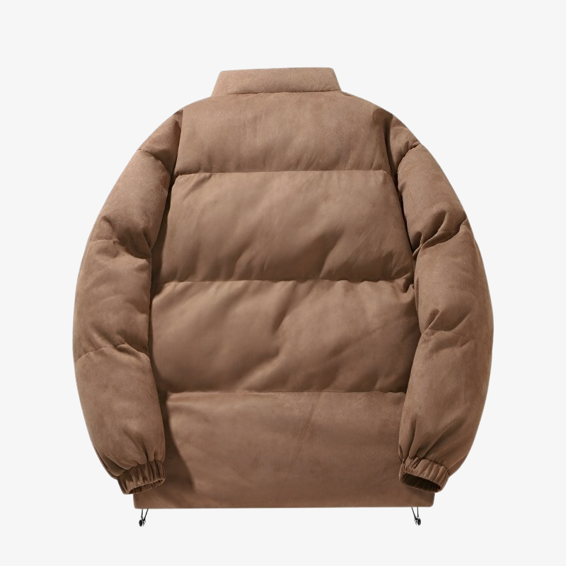 Hombre vistiendo chaqueta acolchada casual en color negro