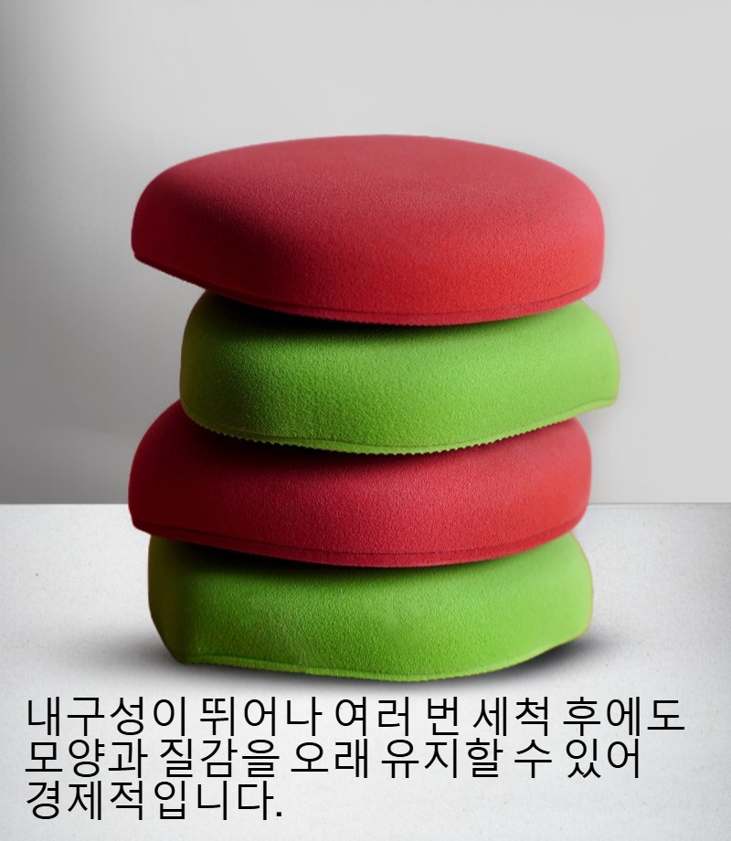 피부에 부드럽게 밀착되는 파우더 퍼프 사용 장면