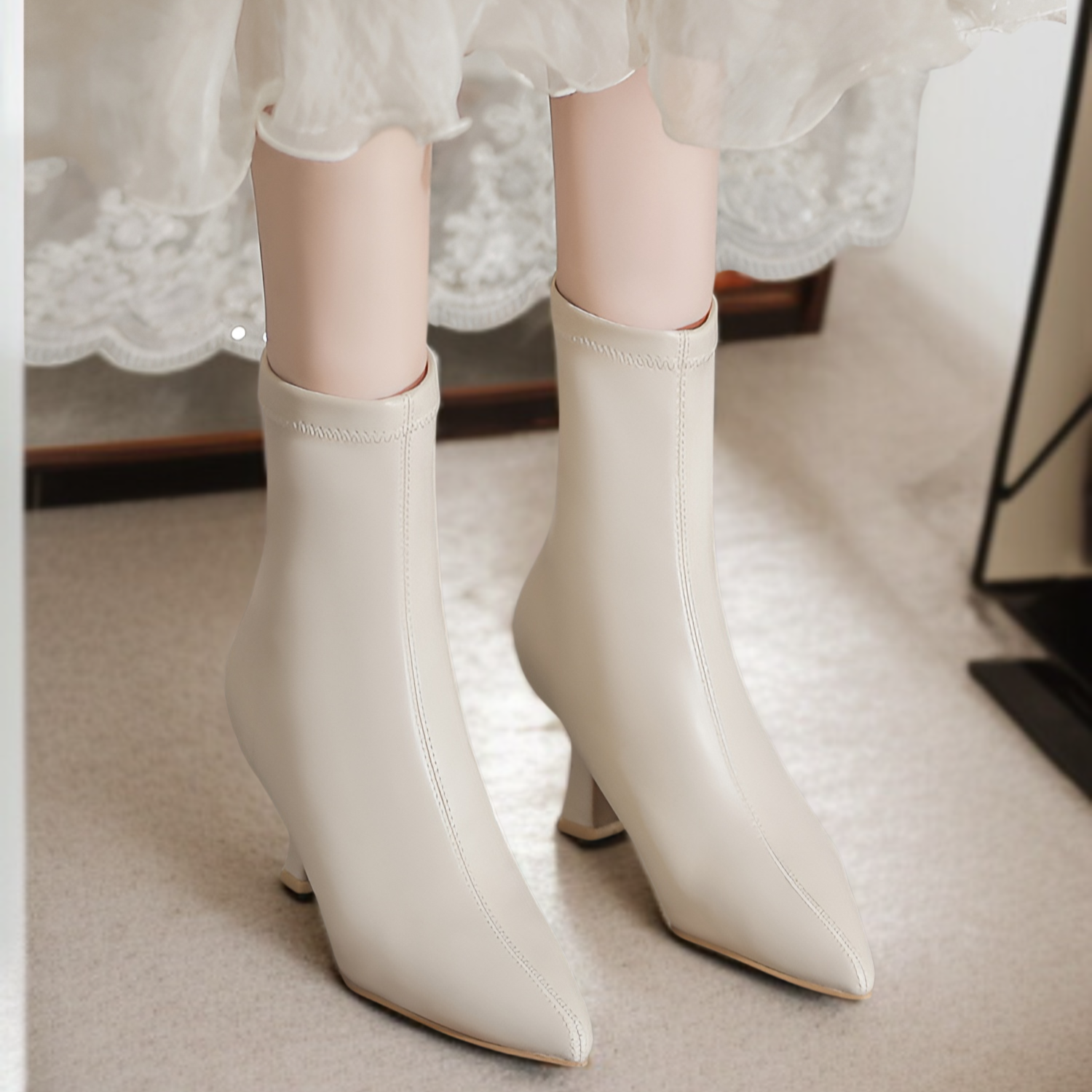 女性用スティレットショートブーツ2025年秋冬新作ポインテッドブーツ気質シンプル無地ブーツ後ろジッパーミドルカーフブーツ疲  れないブーツ