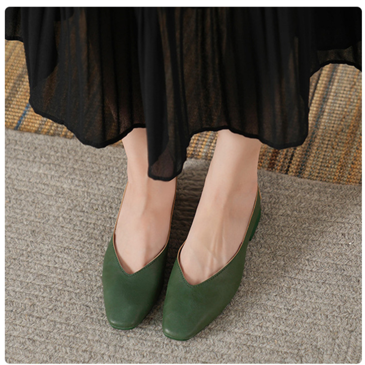 코튼 소재로 제작된 여성 플랫 슈즈