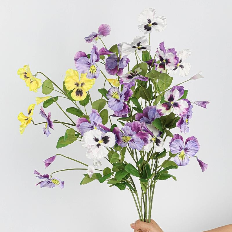 Simulierte dreifarbige Blumendekoration