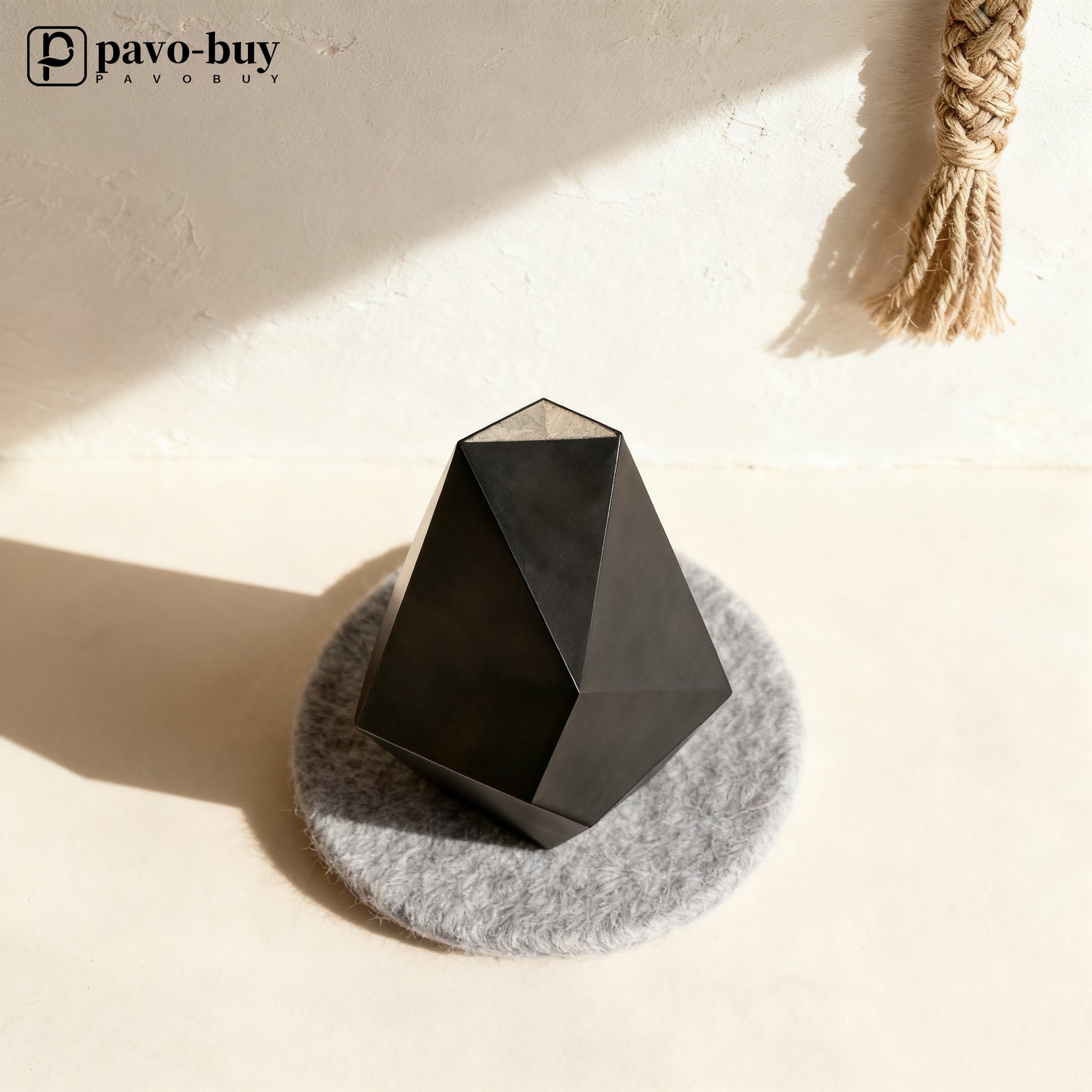 감각적인 인테리어 소품으로 꾸민 거실