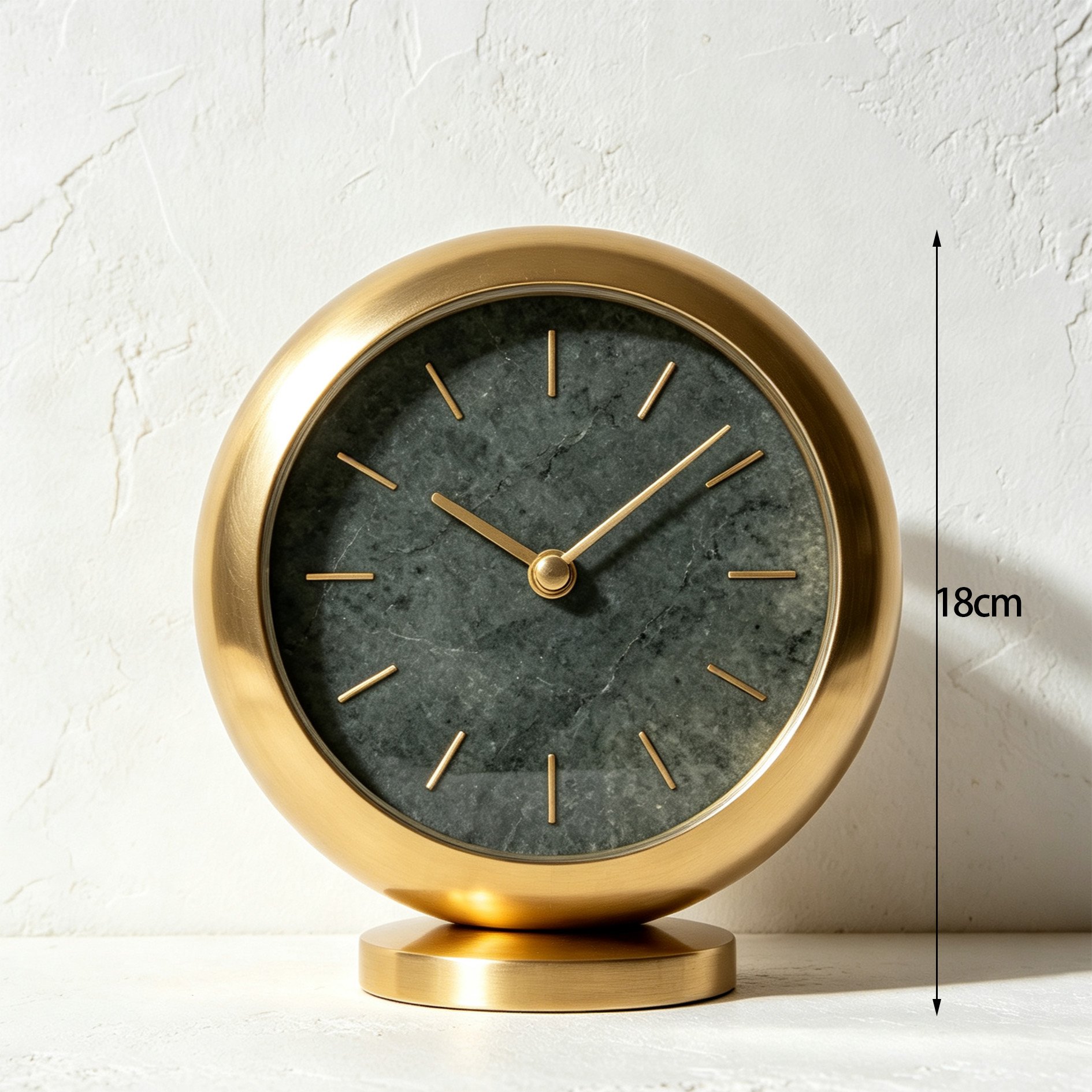 Elegante Standuhr aus Marmor und Messing im Wohnzimmer