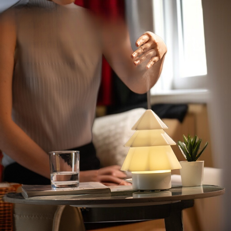 USB加湿器 クリスマスツリー型 ミニサイズ ムードライト付き ディフューザー 加湿器