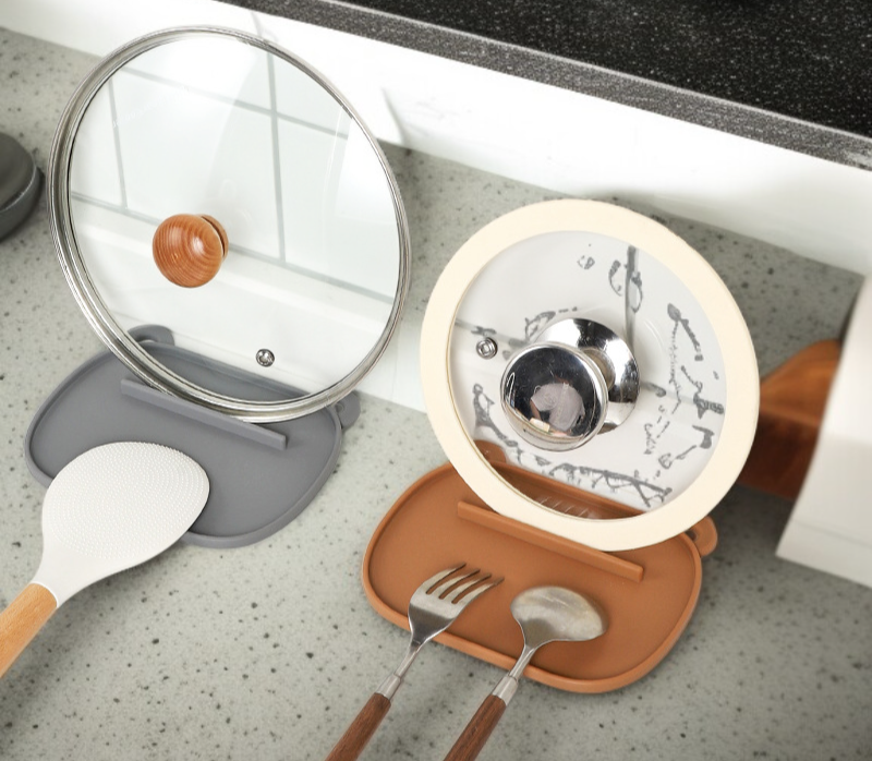 鍋蓋だけでなく調理器具も収納できるマットの活用例