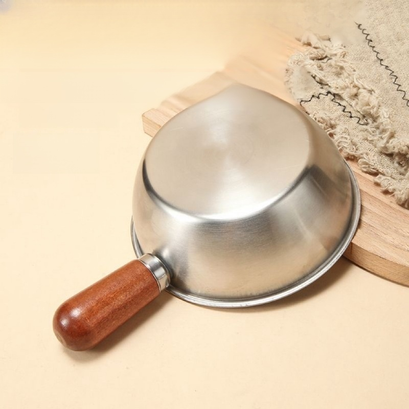 Luxusní mléčný hrnec se zlatou rukojetí a salátová mísa