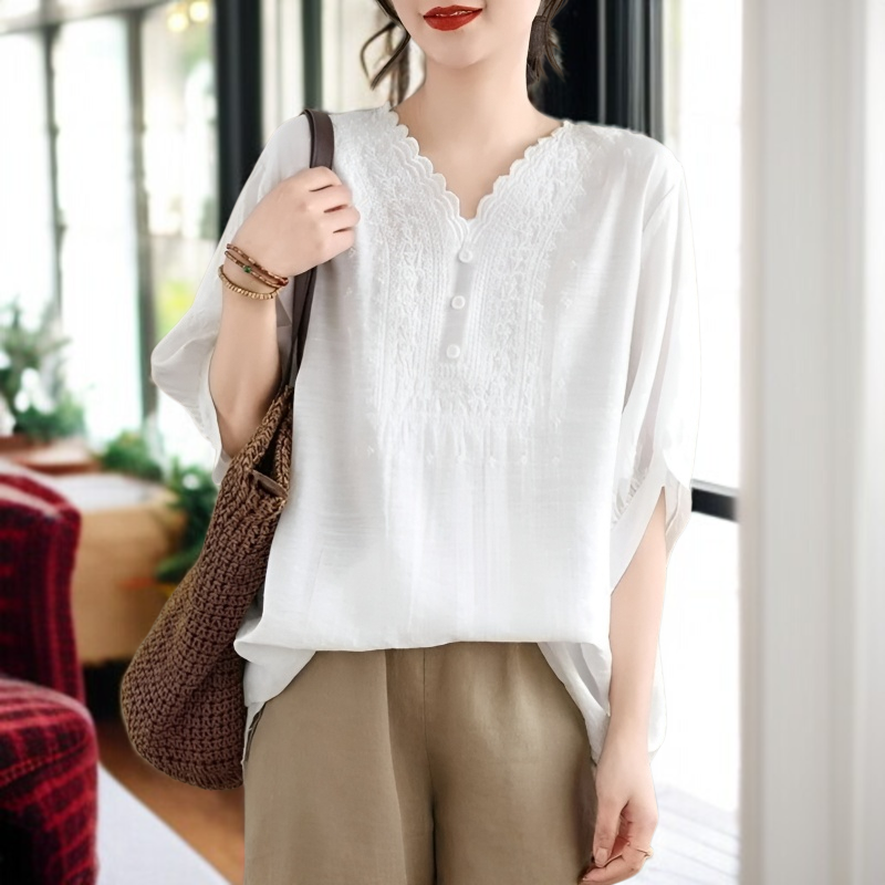 브이넥 디자인의 여성 여름 상의 디테일