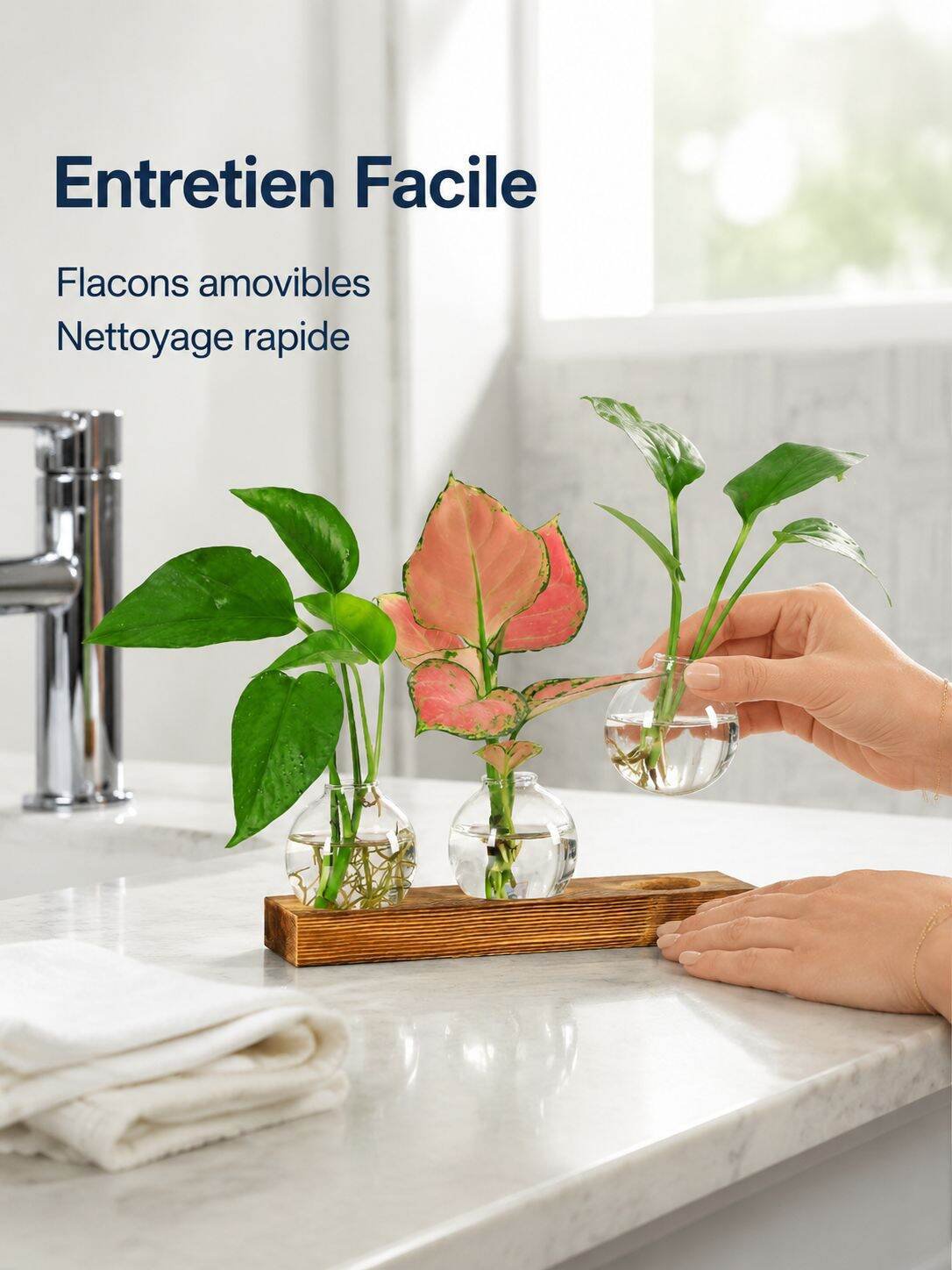 Vase à trois ampoules en verre avec support en bois