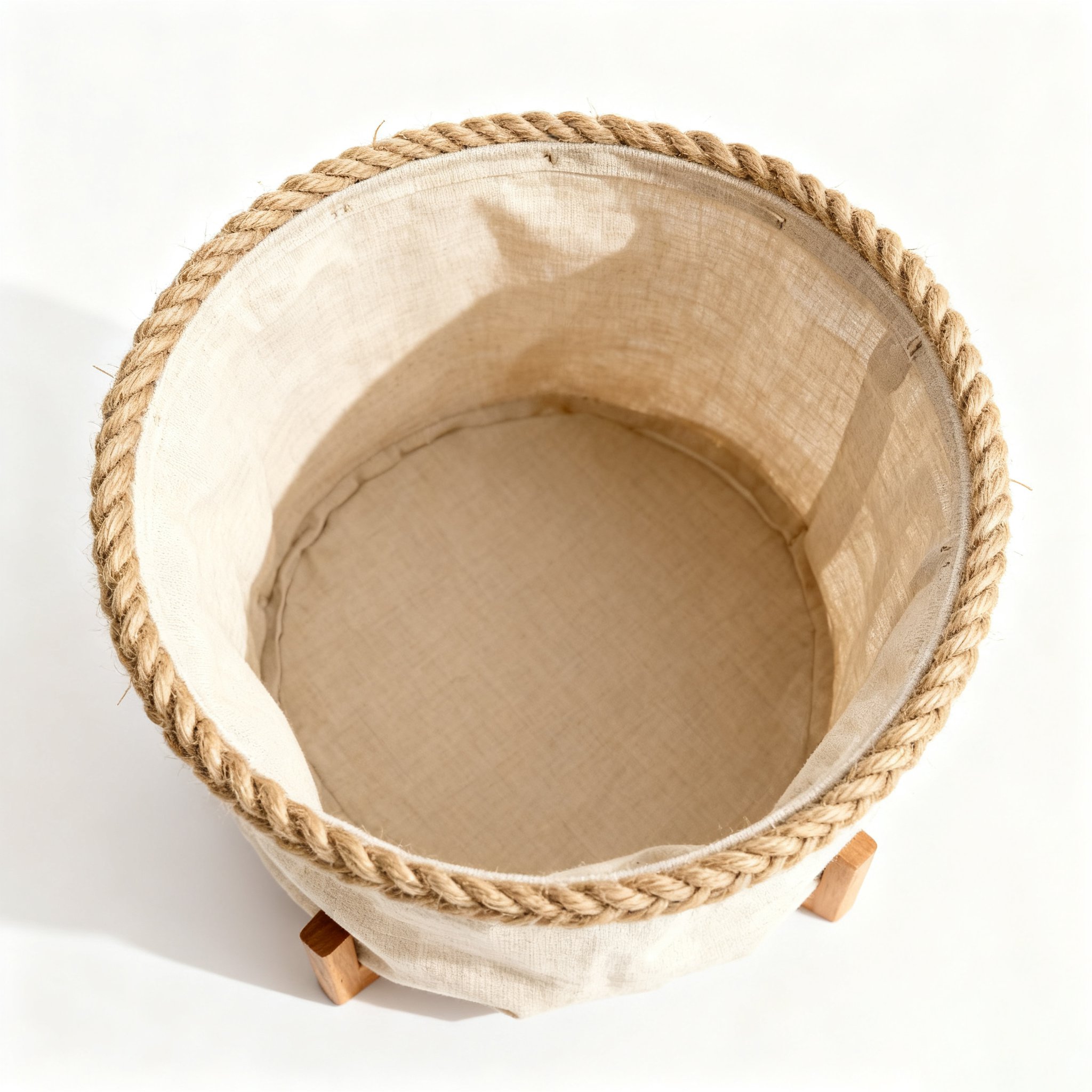 コンパクトに折りたたまれたランドリーバスケット