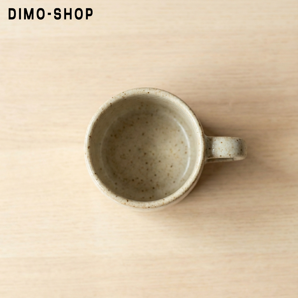 Detaliu cană din ceramică pictată manual