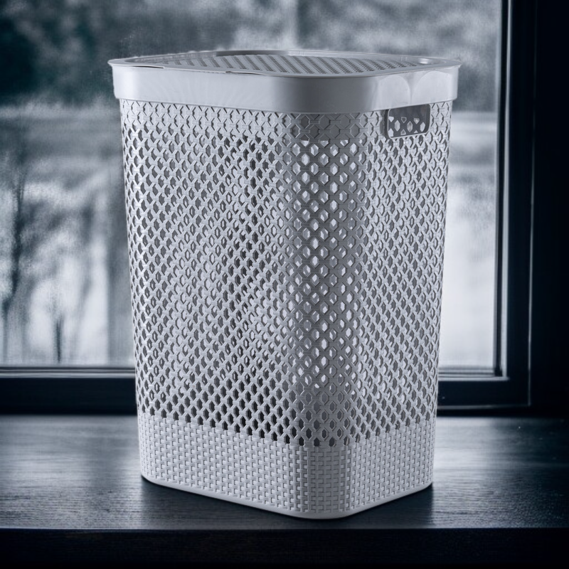 Ratanový koš na špinavé prádlo v koupelně