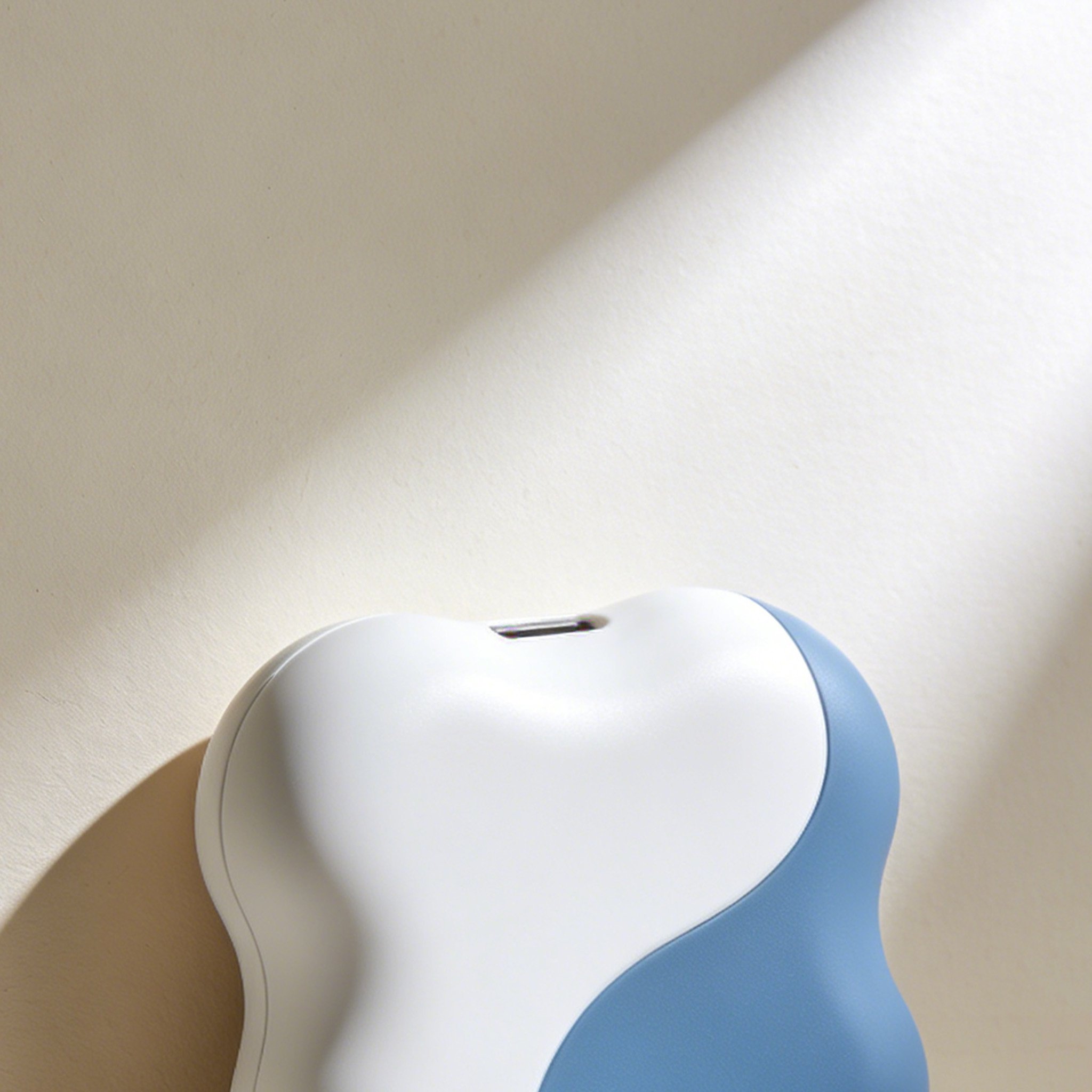 스마트폰과 연결된 보조배터리 사용 장면