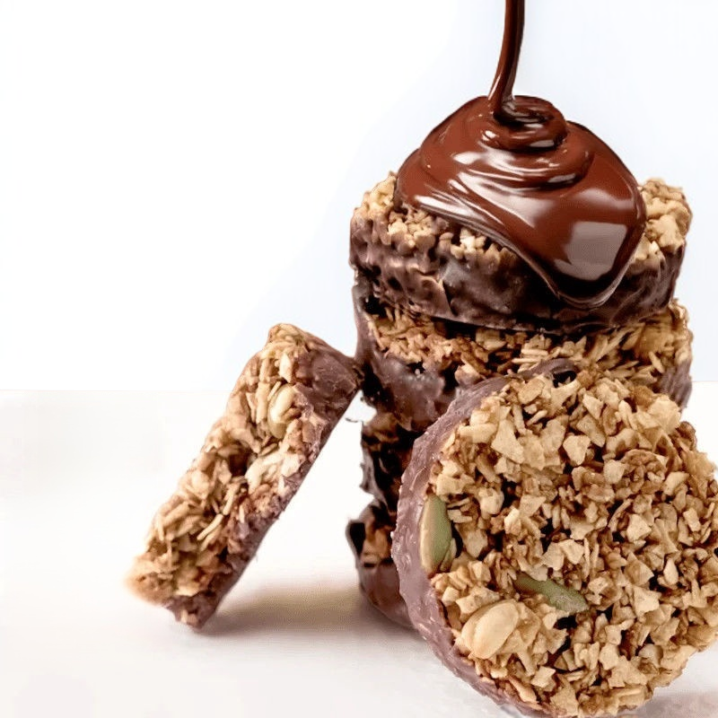 Knuspriges Müsli mit Schokolade und Nüssen