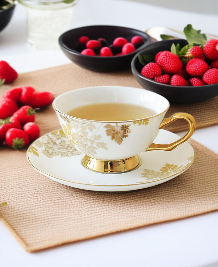 감성적인 분위기의 커피 잔