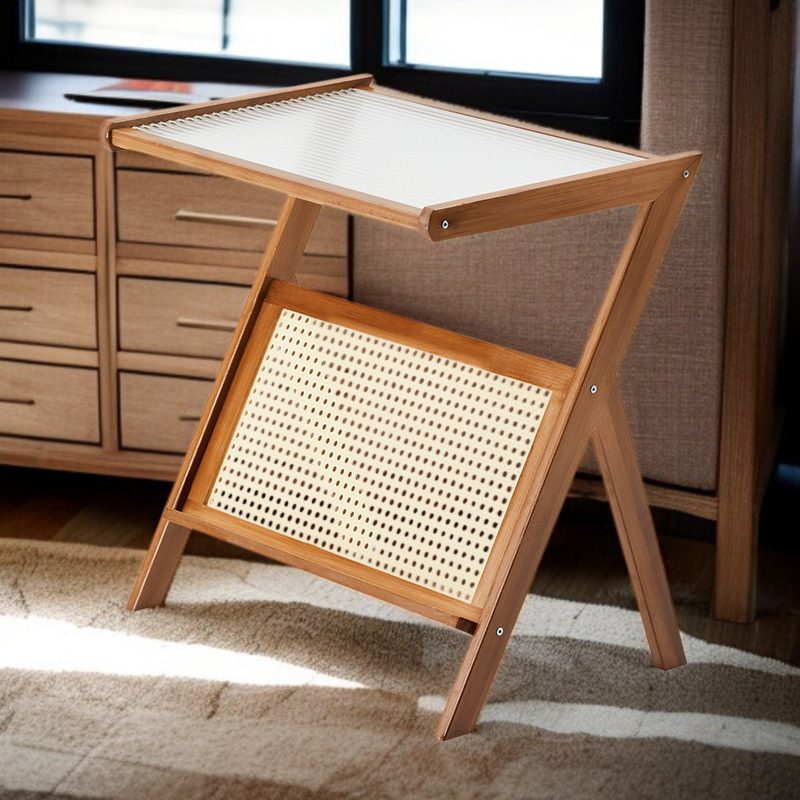 소파 옆에 나무 유리로 된 작은 탁자