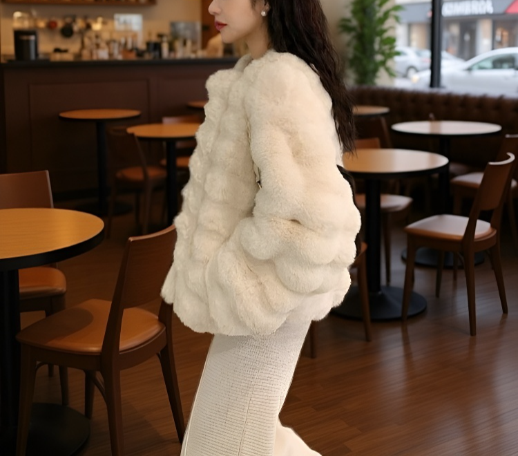 Női téli divat prémes rövid kabátban