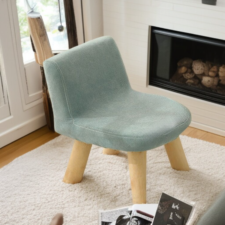 Silla pequeña de madera para niños