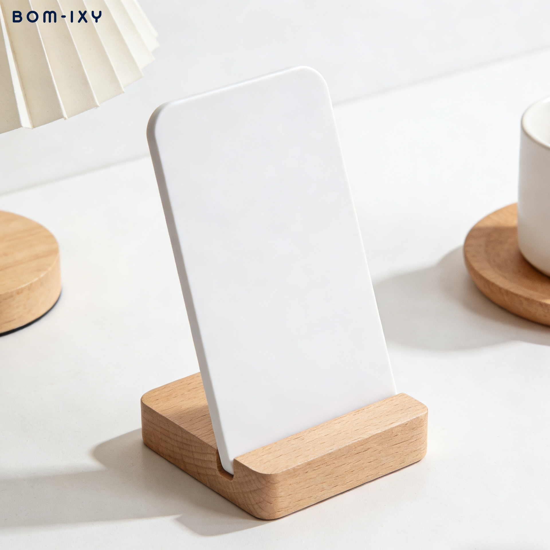 차량 대시보드에 설치된 스마트폰 거치대 모습