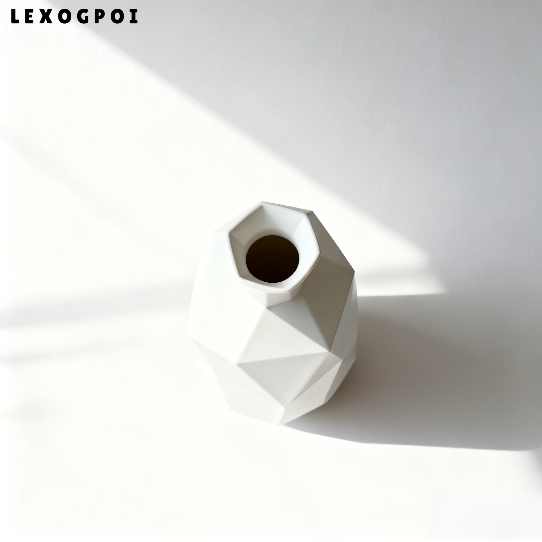 기하학적 면 처리된 세라믹 꽃병