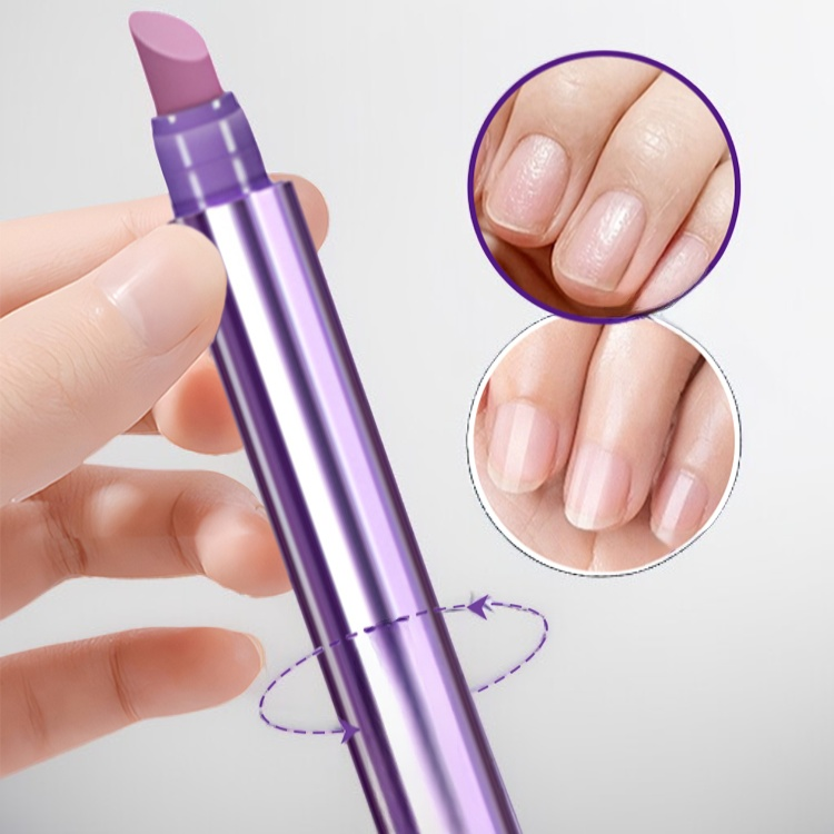 손톱에 네일 에센스 펜슬 바르는 모습