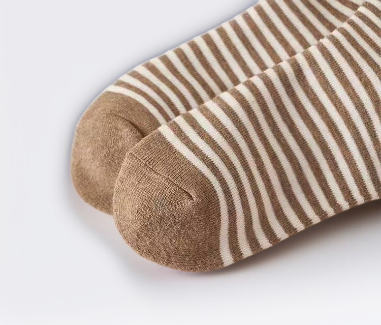 세련된 디자인의 여성 스타킹