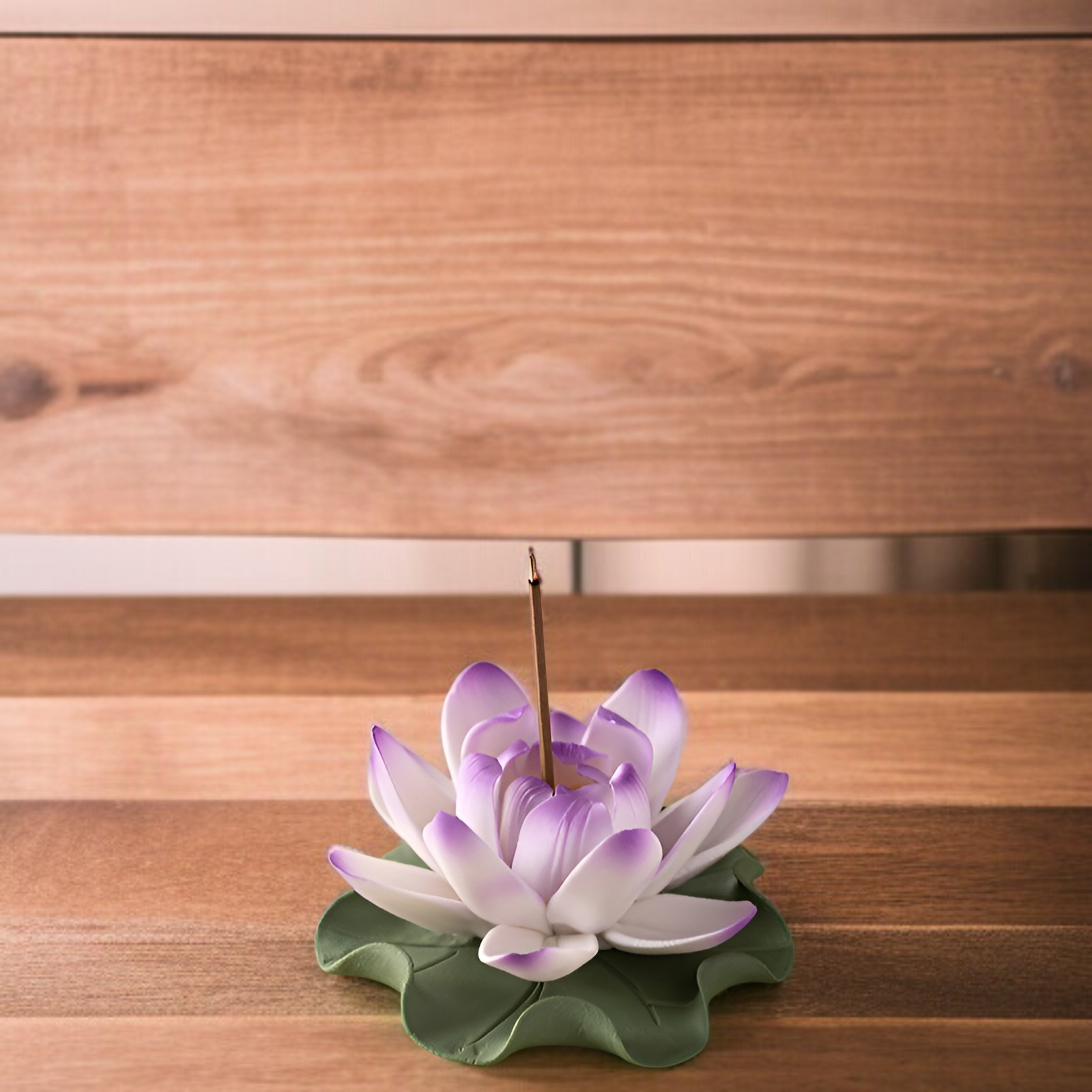 和室に置かれたロータス香炉のイメージ