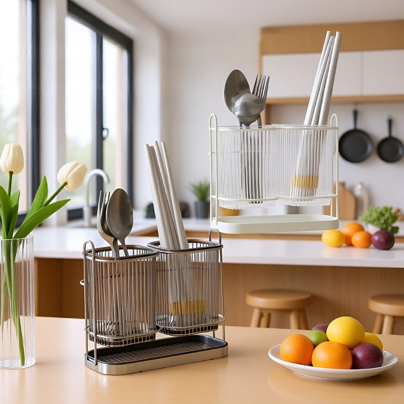 箸やカトラリーを整理した収納ボックス