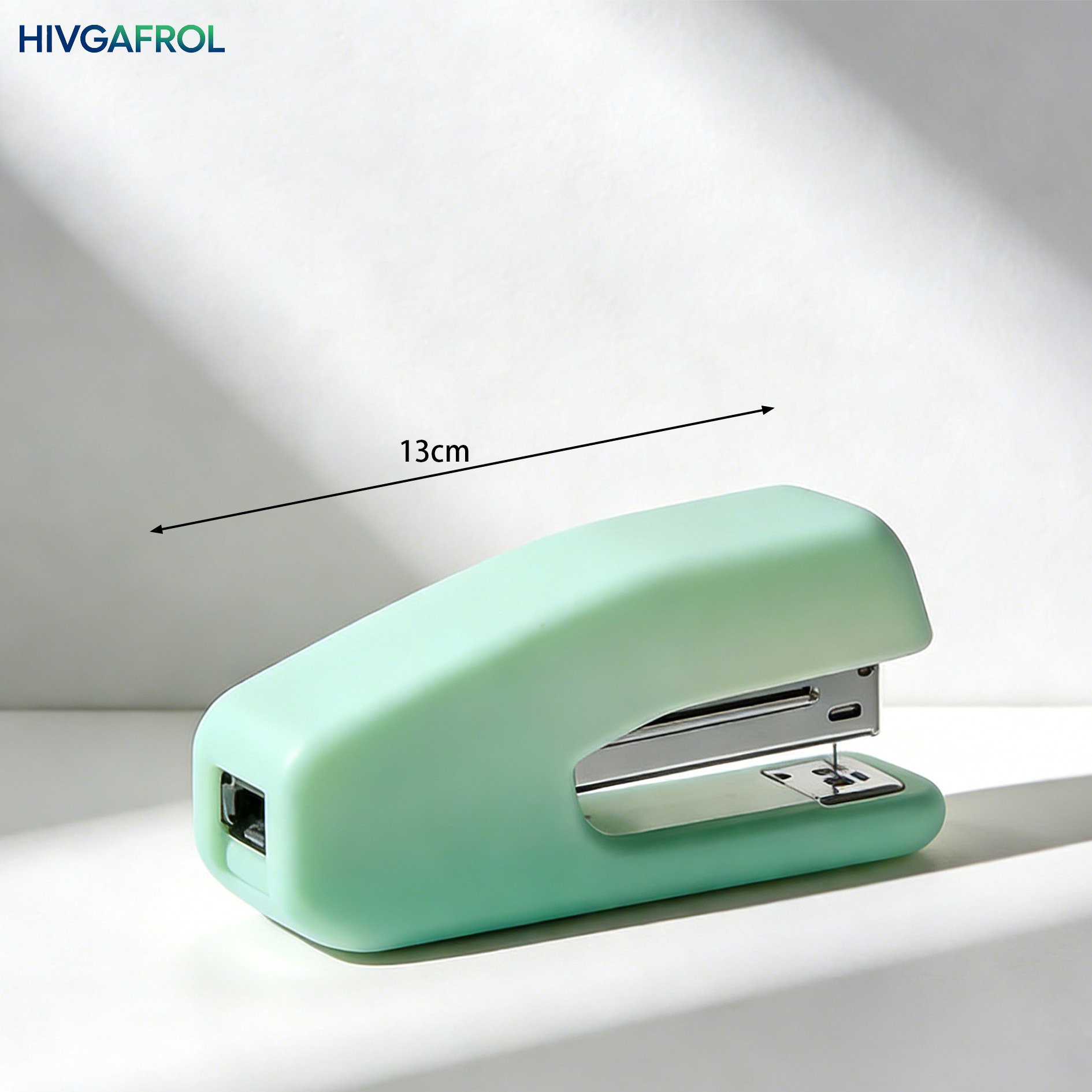 Zszywacze w różnych kolorach na biurku